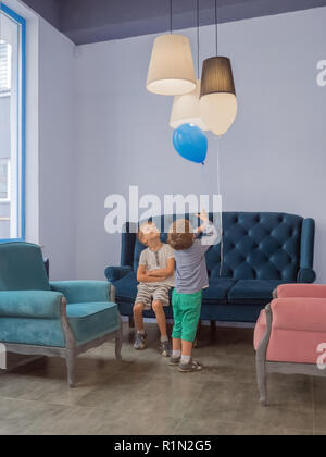 Kinder feier Hintergrund. Glückliche Kinder spielen Indoor. Klassische Inneneinrichtung Hintergrund. Glückliches Kind zu Hause entspannen. Stockfoto