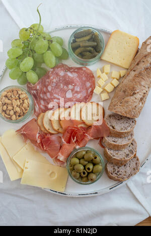 Käse Platte mit Käse, Schinken Stockfoto