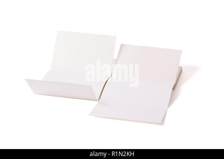 Zwei liegend weiß Bücher auf eine weiße Fläche in der Mitte geöffnet. Ungewöhnliche Layout. Foreshorten. Stockfoto