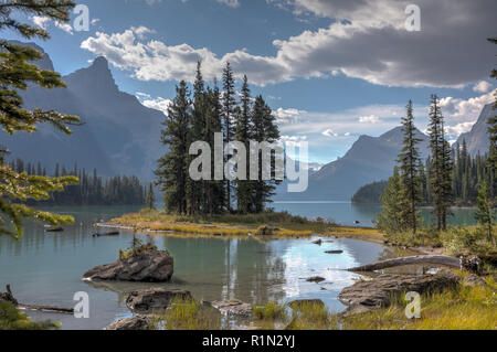 Weltberühmte Spirit Island auf Maligne Lake im Jasper National Park, Alberta, Kanada. Stockfoto