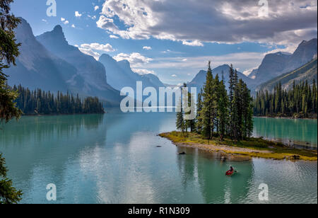 Weltberühmte Spirit Island auf Maligne Lake im Jasper National Park, Alberta, Kanada. Stockfoto