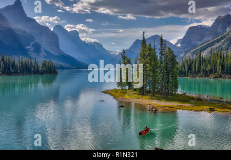 Weltberühmte Spirit Island auf Maligne Lake im Jasper National Park, Alberta, Kanada. Stockfoto