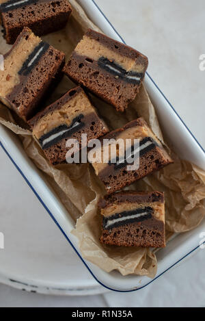 Hausgemachte Chocolate Peanut butter Brownies mit Cookies und Rahm Stockfoto