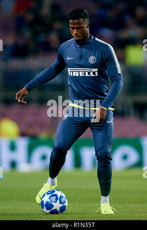 BARCELONA, SPANIEN - 24. Oktober: Keita Klingenwechsel ist der FC Internazionale steuert den Ball vor der Gruppe B Spiel der UEFA Champions League zwischen dem FC Barcelona und FC Internazionale im Camp Nou am 24. Oktober 2018 in Barcelona, Spanien. (David Aliaga/MB Medien) Stockfoto