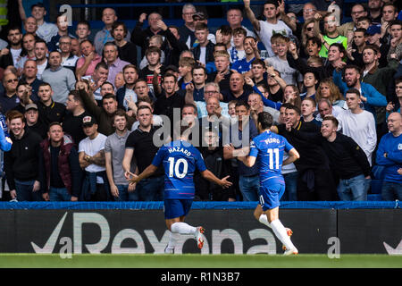 LONDON, ENGLAND - 15. SEPTEMBER: Eden Hazard des FC Chelsea feiern 2. Ziel an der Vorderseite der Weg Fans beim Premier League Spiel zwischen dem FC Chelsea und Cardiff City an der Stamford Bridge am 15. September 2018 in London, Vereinigtes Königreich. (MB) Stockfoto