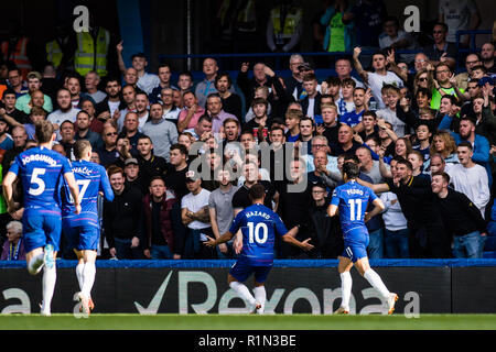 LONDON, ENGLAND - 15. SEPTEMBER: Eden Hazard des FC Chelsea feiern 2. Ziel an der Vorderseite der Weg Fans beim Premier League Spiel zwischen dem FC Chelsea und Cardiff City an der Stamford Bridge am 15. September 2018 in London, Vereinigtes Königreich. (MB) Stockfoto