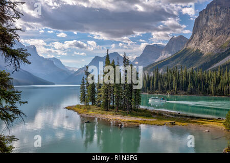 Weltberühmte Spirit Island auf Maligne Lake im Jasper National Park, Alberta, Kanada. Stockfoto