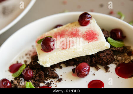 Torte mit Kirschen auf Hintergrund Stockfoto