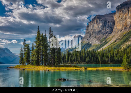 Weltberühmte Spirit Island auf Maligne Lake im Jasper National Park, Alberta, Kanada. Stockfoto