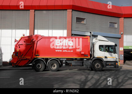 Eine Biffa bin Lkw außerhalb der Comely Bank Niederlassung der Waitrose in Edinburgh, Schottland Stockfoto