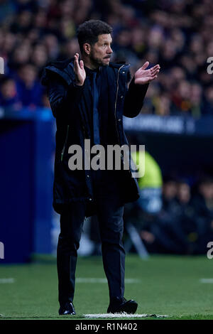 MADRID, Spanien - November 06: Diego Pablo Simeone Haupttrainer von Atletico de Madrid reagiert während der Gruppe ein Spiel der UEFA Champions League zwischen Club Atlético de Madrid und Borussia Dortmund im Estadio Metropolitano Wanda am 6. November 2018 in Madrid, Spanien. (MB) Stockfoto