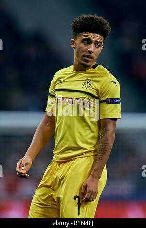 MADRID, Spanien - November 06: Jadon Sancho von Borussia Dortmund sieht in der Gruppe ein Spiel der UEFA Champions League zwischen Club Atlético de Madrid und Borussia Dortmund im Estadio Metropolitano Wanda am 6. November 2018 in Madrid, Spanien. (MB) Stockfoto