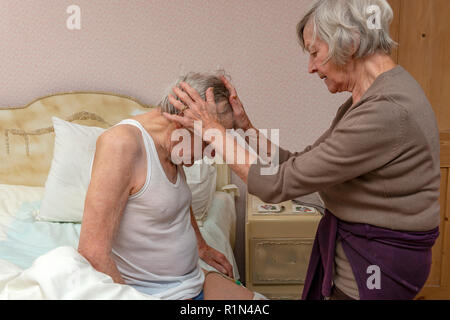 Schwester der Fürsorge für ihre älteren Bruder Stockfoto