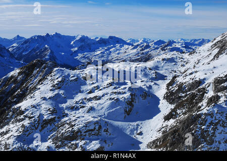 Panoramablick auf die Schweizer Alpen um Parsenn peak oberhalb von Davos Stadt Stockfoto
