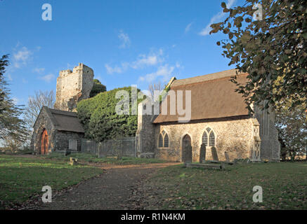 Ein Blick auf die teilweise zerstörte Kirche aller Heiligen an Billockby, Norfolk, England, Vereinigtes Königreich, Europa. Stockfoto