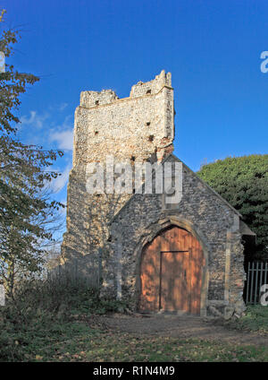 Ein Blick auf die zerstörte Turm und der südlichen Vorhalle der Kirche aller Heiligen an Billockby, Norfolk, England, Vereinigtes Königreich, Europa. Stockfoto