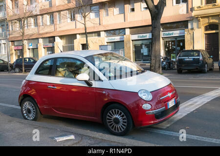 Red outdoor Modell in der Stadt geparkt. Fiat 500 letzten Jahrhunderts Oldtimer. 1950 1960 1970 1980 1990 Toskana Italien Europa Stockfoto