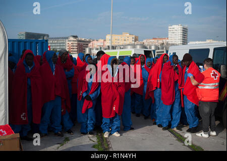Eine Gruppe von Migrantinnen und Migranten sind zu sehen in der Warteschlange vor einem Zelt des spanischen Roten Kreuzes nach Ihrer Ankunft im Hafen von Malaga. Spaniens Maritime Rescue Service gerettet 176 Migranten an Bord jollen am Mittelmeer und brachte sie nach Malaga Hafen, von wo aus sie durch das Spanische Rote Kreuz unterstützt wurden. Stockfoto