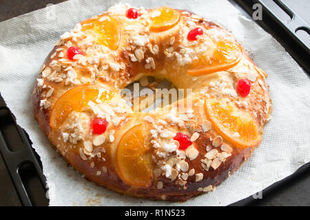 Hausgemachte "Roscon de Reyes', Spanisch typische Dessert der Epiphanie, im Ofen Platte Stockfoto