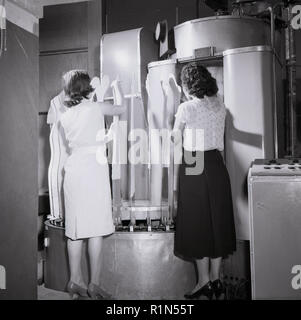 1950, historische, zwei Damen in einem hoisery factory Kontrolle weibliche Kleidungsstücke wie Strümpfe und Strumpfhosen, England, UK. Stockfoto