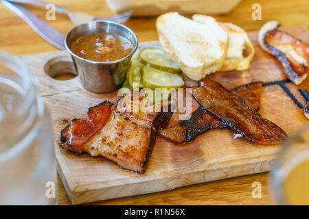 Nahaufnahme der Charcuterie Bord auf einem Tisch im Restaurant mit mehreren verschiedenen Arten von handwerklichen Speck Stockfoto