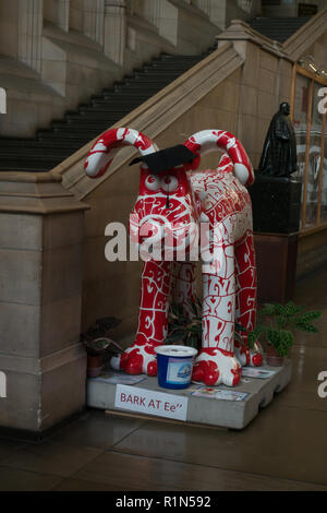 Gromit Statue "Rinde auf ee' an Wills Memorial Building. Wallace & Gromit's Grand Appell Bristol. Großbritannien Stockfoto