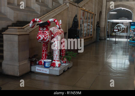 Gromit Statue "Rinde auf ee' an Wills Memorial Building. Wallace & Gromit's Grand Appell Bristol. Großbritannien Stockfoto