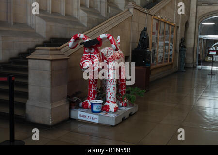 Gromit Statue "Rinde auf ee' an Wills Memorial Building. Wallace & Gromit's Grand Appell Bristol. Großbritannien Stockfoto