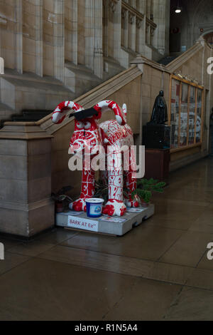 Gromit Statue "Rinde auf ee' an Wills Memorial Building. Wallace & Gromit's Grand Appell Bristol. Großbritannien Stockfoto