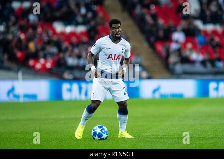 LONDON, ENGLAND - November 06: Serge Aurier von Tottenham Hotspur der Kugel während der Gruppe B Spiel der UEFA Champions League zwischen den Tottenham Hotspur und PSV im Wembley Stadion am 6. November 2018 in London, Vereinigtes Königreich. (MB) Stockfoto