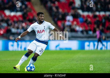 LONDON, ENGLAND - November 06: Serge Aurier von Tottenham Hotspur der Kugel während der Gruppe B Spiel der UEFA Champions League zwischen den Tottenham Hotspur und PSV im Wembley Stadion am 6. November 2018 in London, Vereinigtes Königreich. (MB) Stockfoto