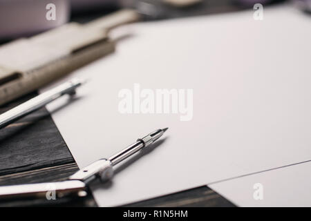 Arbeiten mit der Zeichnung. Büro und Schreibwaren auf dem Tisch am Ingenieur Stockfoto