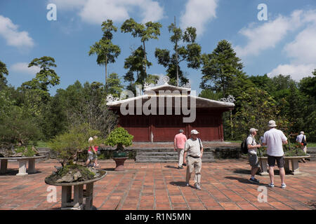 Bonsai Bäume im Innenhof vor kleineren Dai Hung Heiligtum in Thien Mu Pagode Komplexe Pagode der Himmlischen Dame Stadt Hue Vietnam Asien ein Leben Bu Stockfoto