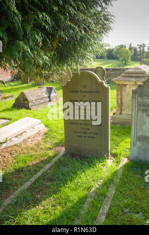 Das Grab von Jerome K Jerome und seiner Frau Ettie in Ewelme, Oxfordshire, Autor von "Drei Mann in einem Boot". Stockfoto