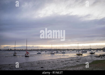 Yachten vor Anker in der Mündung des Flusses Blackwater bei Ebbe in Maldon, Essex Stockfoto