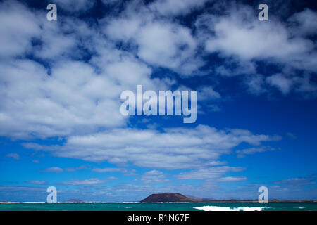 Fuerteventura, Blick vom Strand der kleinen Insel Isla de Lobos, Lanzarote in den Hintergrund, die natürliche Kulisse des überwiegend Sky Stockfoto