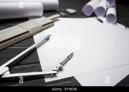 Erstellen von Zeichnungen auf dem Tisch bei dem Architekten Stockfoto