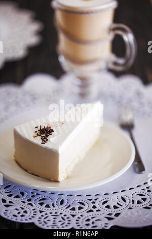 Ein weißes Stück Kuchen mit Schokolade Spänen Stockfoto