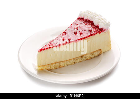 Käsekuchen mit Erdbeeren Gelee auf weißem Hintergrund Stockfoto