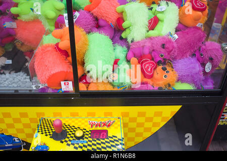 Bunte Spiel in der Spielhalle auf Clacton Pier, Essex Stockfoto