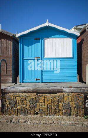 Bunte Blue Beach Hut vor blauem Himmel in Frinton-on-Sea, Essex Stockfoto