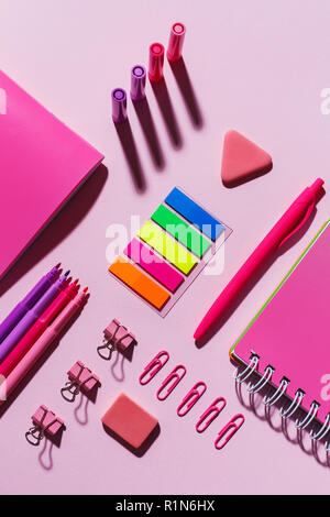 Helle Schreibwaren auf einem rosa Hintergrund. Flach, Ansicht von oben. Stockfoto