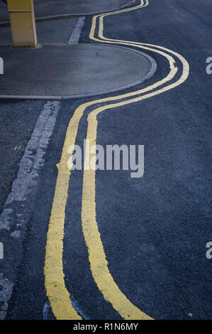 Wellenförmige doppelten gelben Linien, Reading, Berkshire Stockfoto