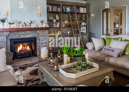 Gemütliches Wohnzimmer mit lodernden Feuers Stockfoto