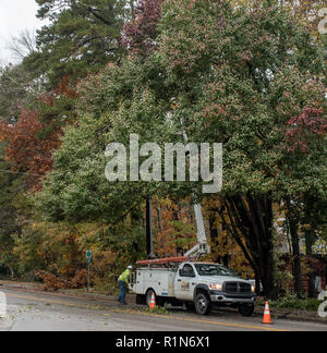 Carrboro, North Carolina, USA - November 13, 2018: Arbeiter reparieren Stromleitungen nach Baum fiel auf sie im Sturm Stockfoto