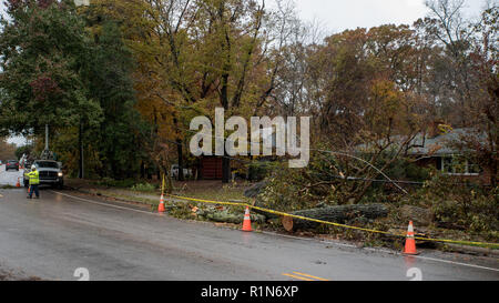 Carrboro, North Carolina, USA - November 13, 2018: Arbeiter reparieren Stromleitungen nach Baum fiel auf sie im Sturm Stockfoto