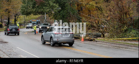 Carrboro, North Carolina, USA - November 13, 2018: Arbeiter reparieren Stromleitungen nach Baum fiel auf sie im Sturm Stockfoto