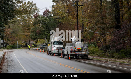 Carrboro, North Carolina, USA - November 13, 2018: Arbeiter reparieren Stromleitungen nach Baum fiel auf sie im Sturm Stockfoto