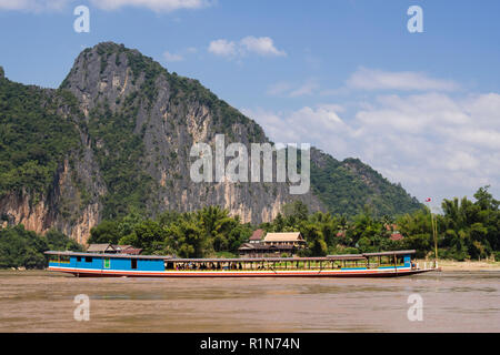 Traditionelle Holz- Touristen Boot segeln am Mekong Reise. Pak Ou, Provinz Luang Prabang, Laos, Südostasien Stockfoto