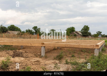 Auf Stapel Stiftungen unterstützen den Boden eines Frame House Stockfoto